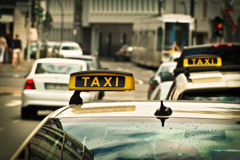 タクシー広告とは？サイネージ動画の費用やメリット、制作のステップを解説